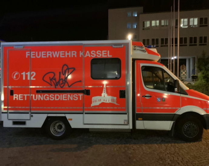 Kassel: Rettungswagen während Einsatz mit Graffiti besprüht Kassel: Rettungswagen während Einsatz mit Graffiti besprüht