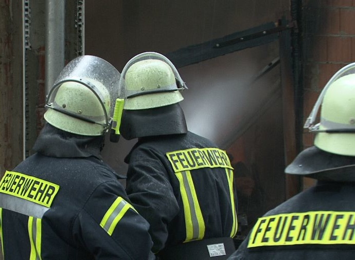 Feuerwehr rettet Tiere aus brennender Stallung in Birkenbringhausen Feuerwehr rettet Tiere aus brennender Stallung in Birkenbringhausen