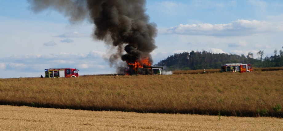 Mähdrescher brannte bei Oberelsungen Mähdrescher brannte bei Oberelsungen