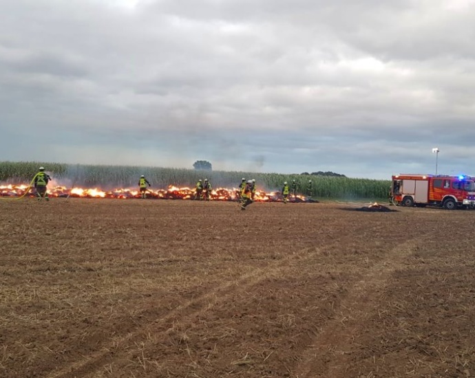 Baunatal: Strohballen auf Feld angezündet – Polizei sucht Zeugen Baunatal: Strohballen auf Feld angezündet – Polizei sucht Zeugen