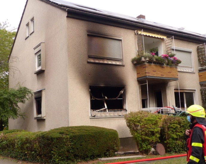 F: Feuerwehr rettet mehrere Bewohner aus brennendem Haus