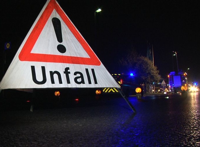 Fußgänger in Waldau von Kleintransporter erfasst und lebensbedrohlich verletzt Fußgänger in Waldau von Kleintransporter erfasst und lebensbedrohlich verletzt