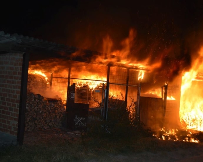Walburg: Feuerwehr rettet Wohnhaus mit Gaststätte vor Flammen