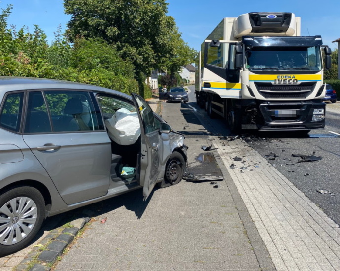 B3: PKW frontal in LKW – 81-Jährige schwer verletzt