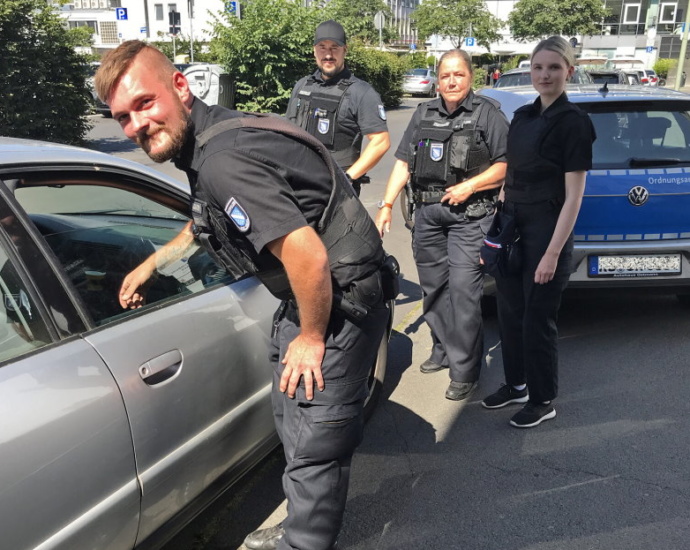 KS: 47 Grad im Auto – Ordnungsamt holt Hund aus überhitztem Fahrzeug raus