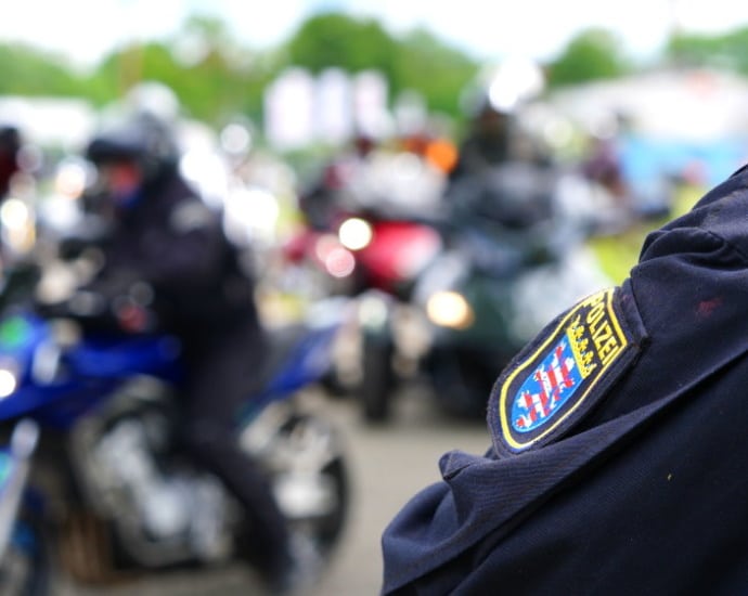 Nägel absichtlich auf Fahrbahn gestreut? – 37 Motorräder und zwei PKW beschädigt