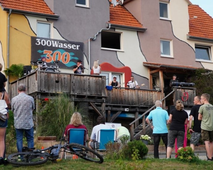 300Wasser beenden Balkonkonzert-Tour in Wellerode 300Wasser beenden Balkonkonzert-Tour in Wellerode