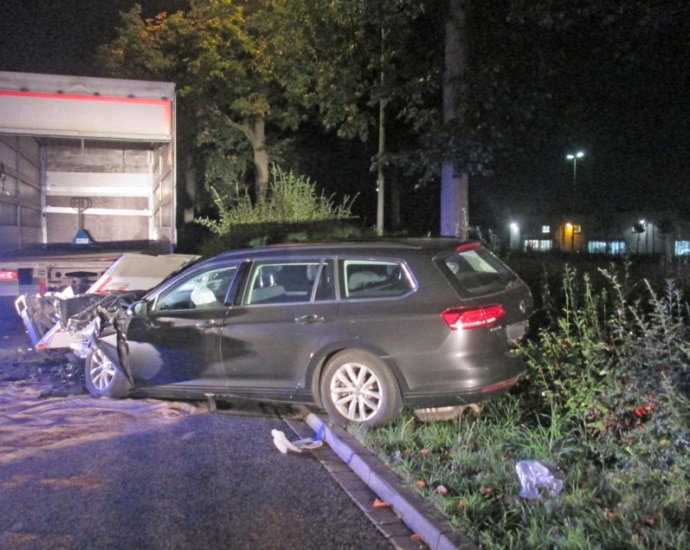Drogen im Spiel? – PKW kracht offenbar ungebremst in LKW