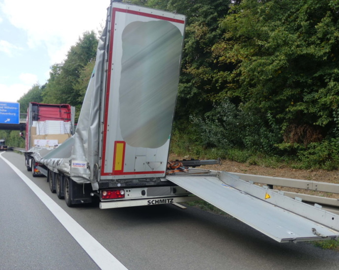 A44: Abgelenkter Lkw-Fahrer fährt auf Pannen-Lkw auf