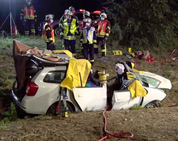 Frontal gegen Baum – Rettungsschere im Einsatz