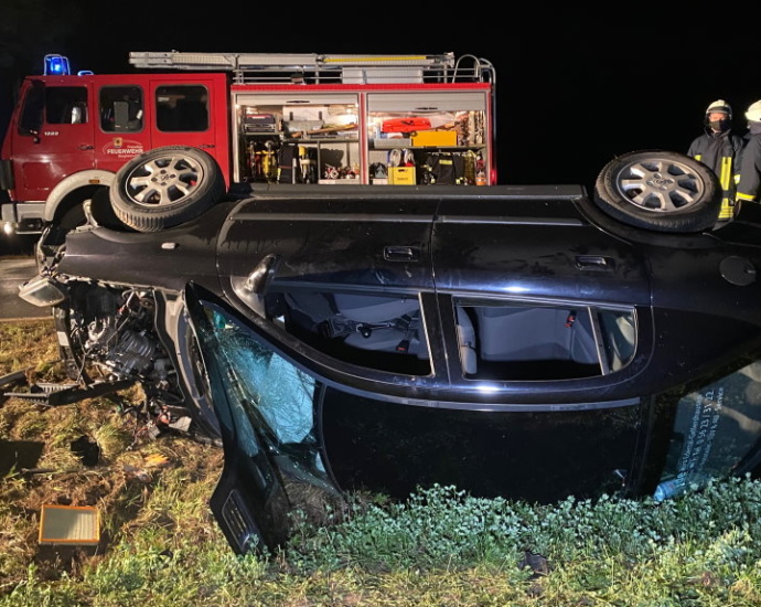 Von der Fahrbahn abgekommen und überschlagen