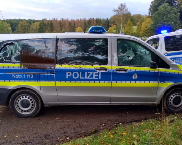 A49 Ausbau – Vermummte Personen greifen Polizeifahrzeug an
