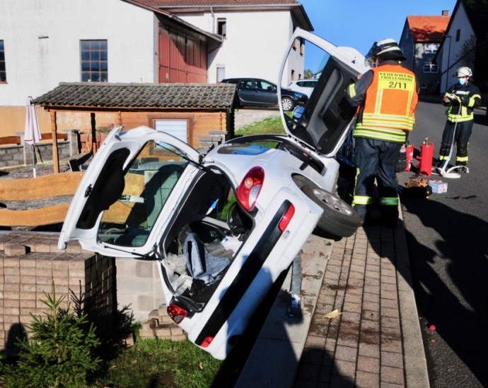 Seniorin stürzt mit PKW Mauer hinunter