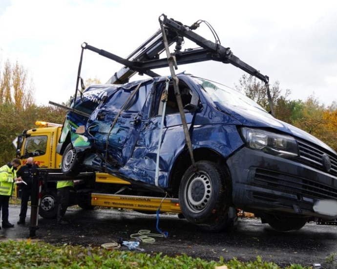 KS: Transporter mit Straßenbahn kolidiert