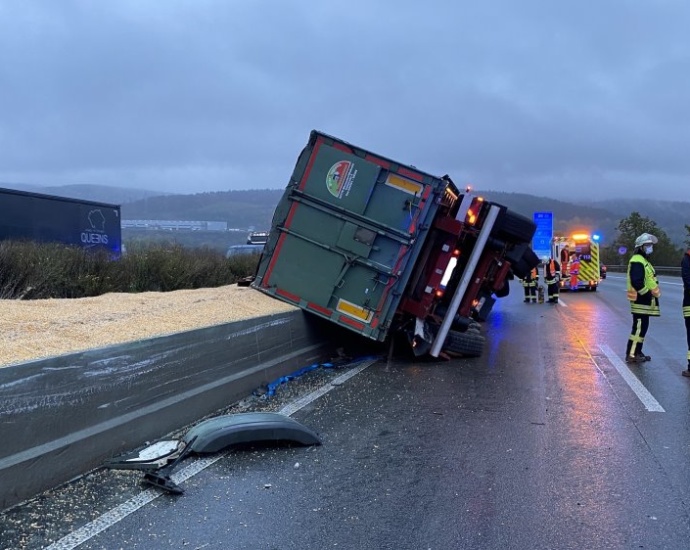 Mais LKW auf der A7 umgekippt