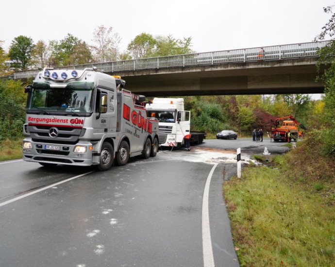 B485: LKW reißt sich nach Unfall Tank auf – Vollsperrung
