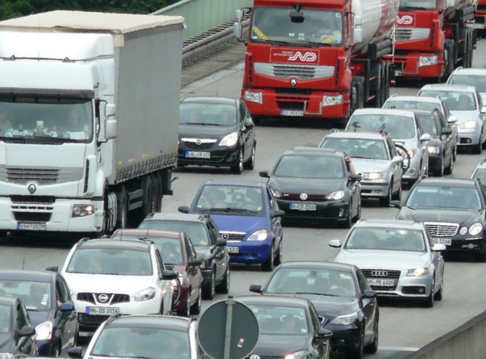 LKW-Fahrer auf A7 mit unbekanntem Gegenstand beschossen und schwer verletzt