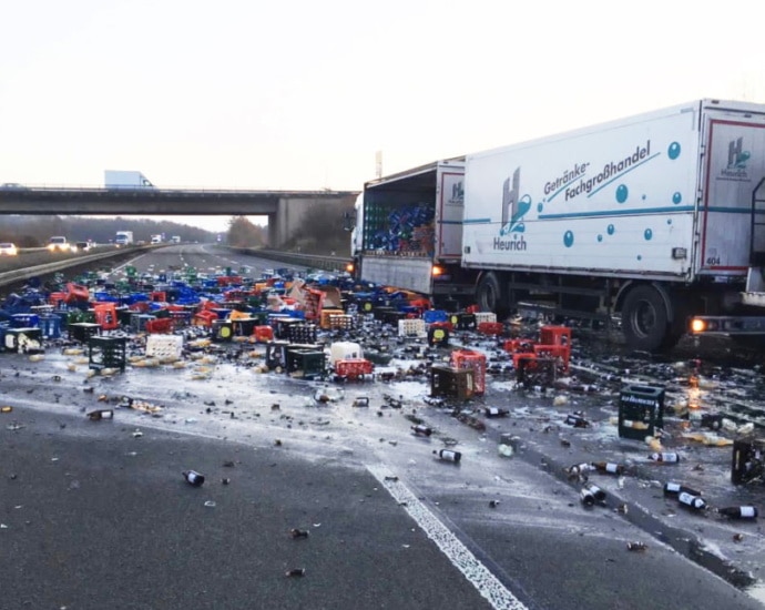 A7: LKW verliert rund 300 Getränkekisten bei Fulda