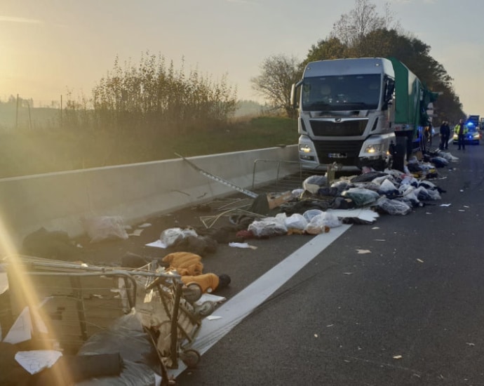 Lkw verliert Kleidung bei Unfall auf A 44 Lkw verliert Kleidung bei Unfall auf A 44