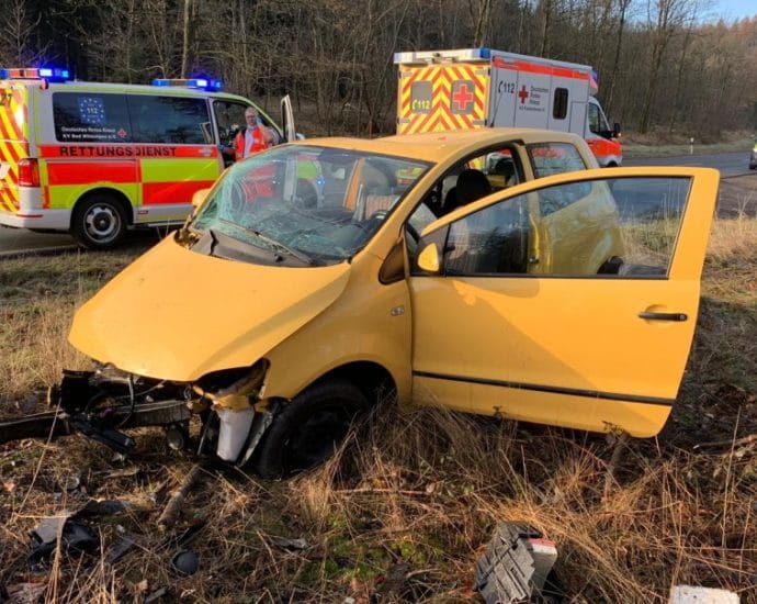 Fahrzeug prallt vor Baumstumpf – Zwei Schwerverletzte