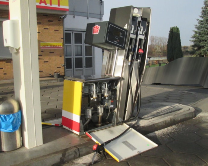 Zapfpistole vergessen und Tanksäulen in Lohfelden umgerissen Zapfpistole vergessen und Tanksäulen in Lohfelden umgerissen
