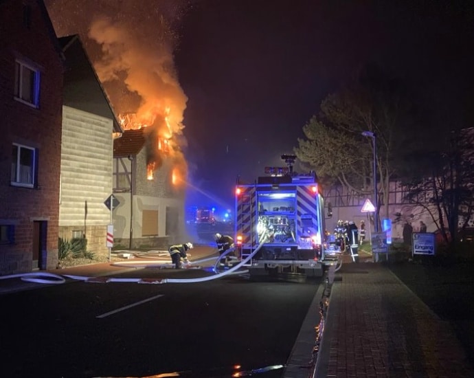 Osthessen: Leerstehendes Wohnhaus im Vollbrand