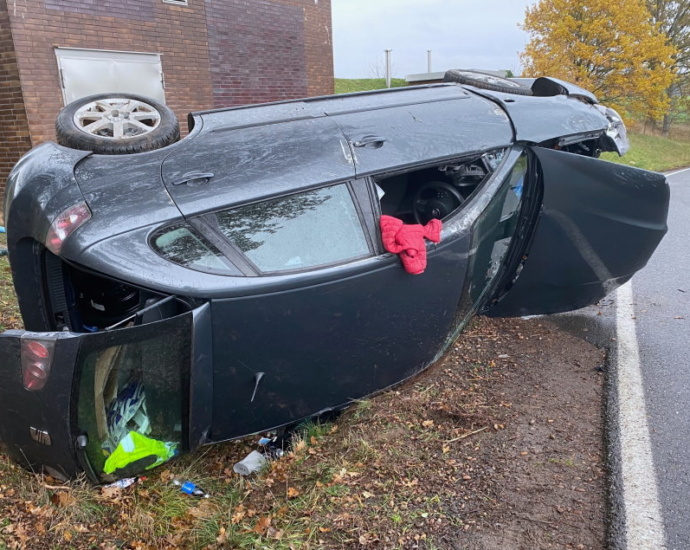 Fahrfehler fordert drei Verletzte bei Schwalmstadt Fahrfehler fordert drei Verletzte bei Schwalmstadt