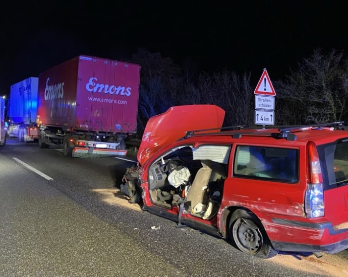 A4: PKW auf LKW aufgefahren