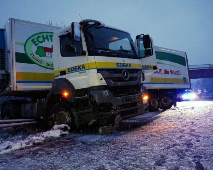 LKW kommt auf Schneebedeckter Fahrbahn bei Baunatal ab