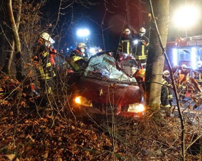 13-Jähriger verursacht Unfall – Vier Mitfahrer schwer verletzt