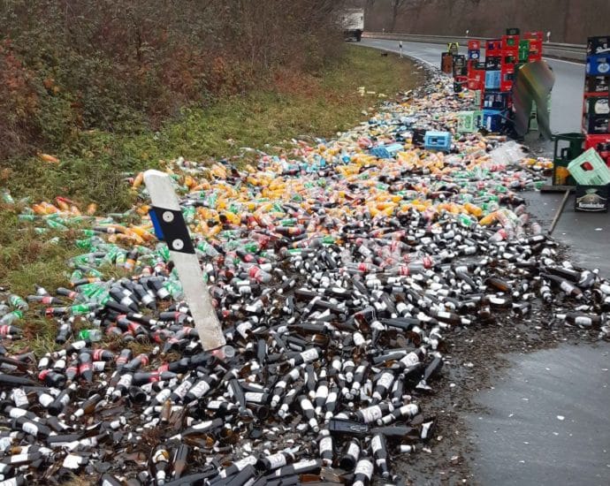 Getränkelaster verliert Ladung auf B 3