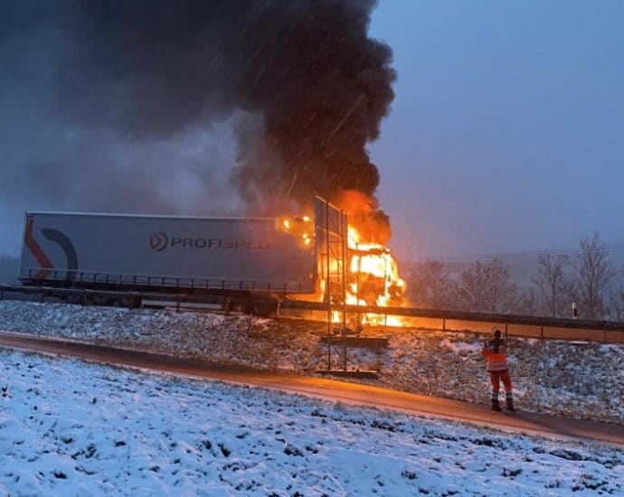 Zugmaschine brannte auf A7 in voller Ausdehnung