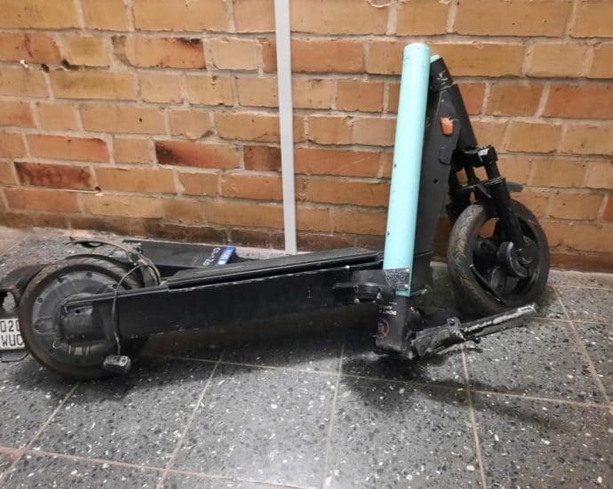 Regiotram überrollt E-Scooter bei Harleshausen Regiotram überrollt E-Scooter bei Harleshausen