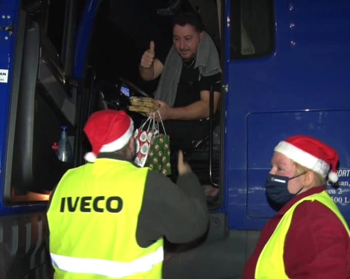 Weihnachtsüberraschung für gestrandete Trucker (Video) Weihnachtsüberraschung für gestrandete Trucker (Video)