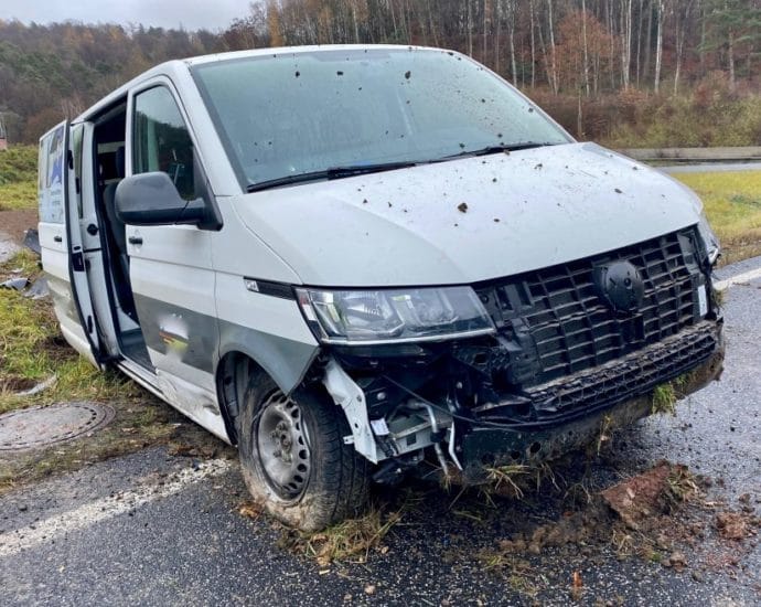 VW-Bus mit neun Insassen auf A7 bei Remsfeld verunglückt