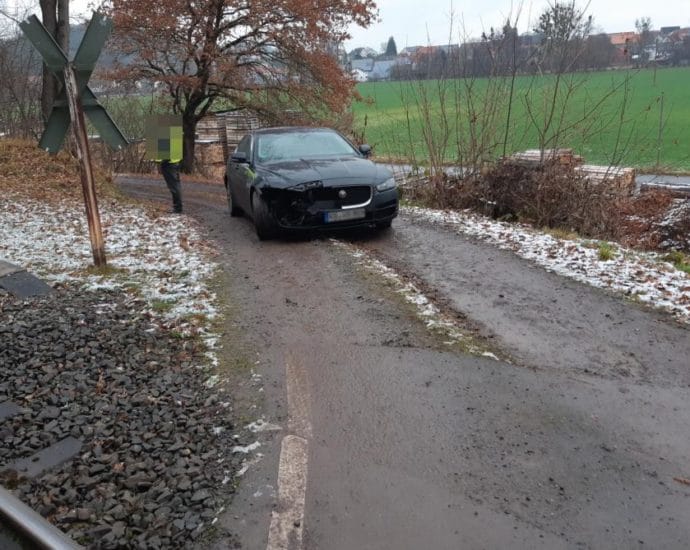 Regionalbahn erfasst PKW am Bahnübergang