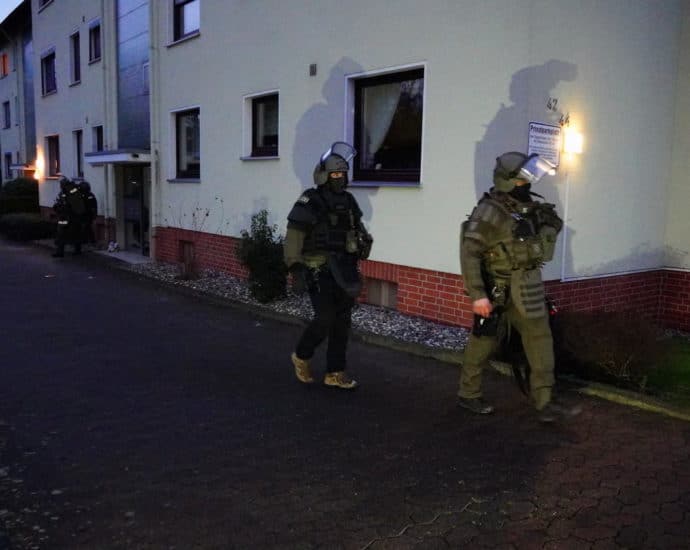 Mann mit Schusswaffe in Wohnung – SEK beendet Einsatz in Baunatal