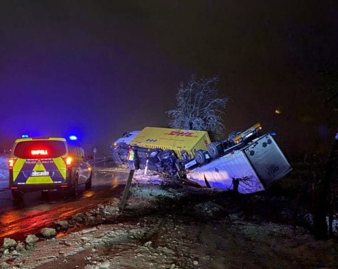 LKW auf Glatter Fahrbahn bei Bebra umgekippt