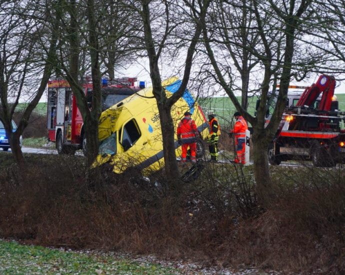 Schneematsch – Sprinter kommt bei Espenau von der Straße ab