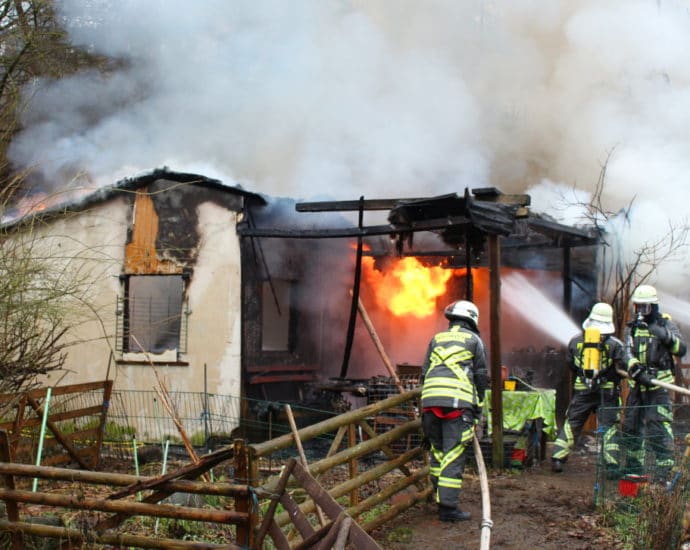 Guntershausen: Gartenhütte stand in Vollbrand