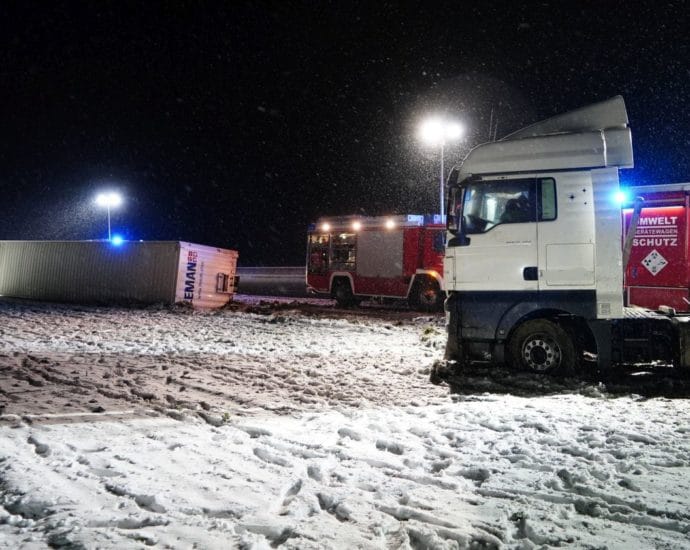 LKW-Unfall nach Schneefall auf A7