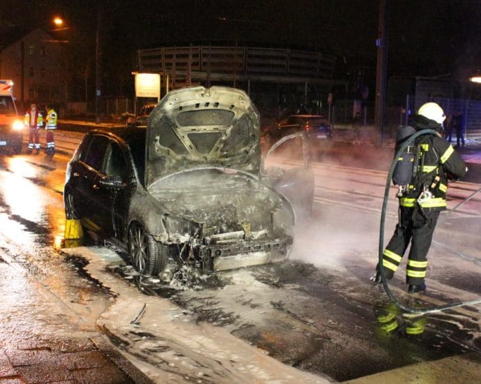 Flammen schlugen in den Innenraum – PKW brannte in Kassel