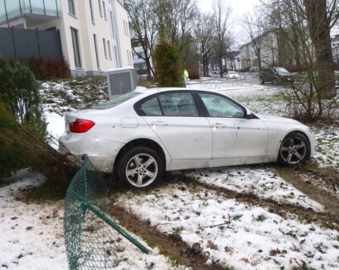 KS: Mit 5 Promille in Zaun gekracht – Fahrer wollte flüchten