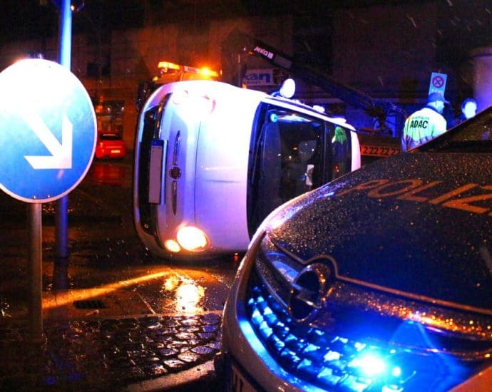 KS: Fiat kippt nach Unfall auf die Seite