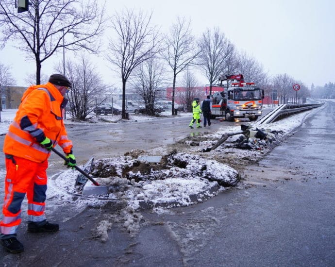 KS: Audi kracht nach Verfolgungsjagd in Ampelanlage auf der Dresdener Straße