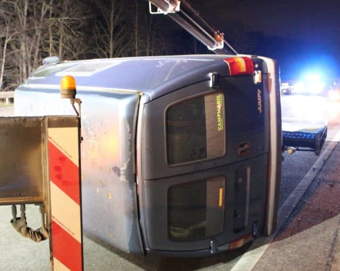 Anhängerlast überschritten – PKW kommt auf A44 ins Schleudern