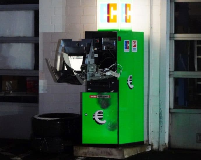 Geldautomat in Melsungen gesprengt – Drei Täter im silbernen Mercedes flüchtig