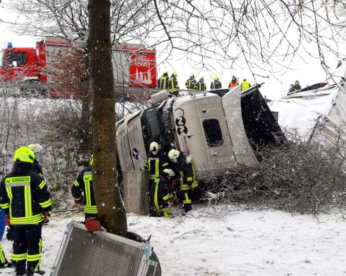 B251: LKW kommt auf schneebedeckter Fahrbahn ab