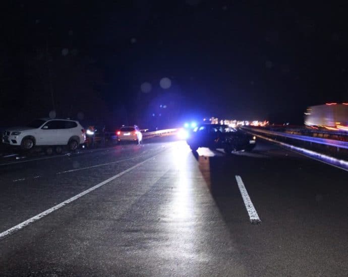 PKW mit Anhänger auf A44 verunglückt