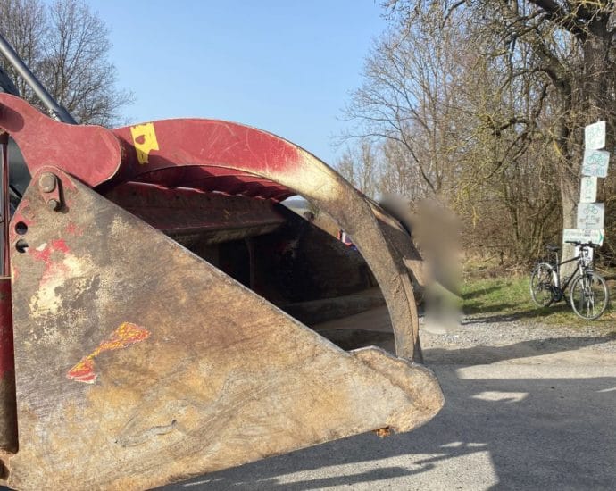 Radfahrer kollidiert mit Schlepper – Rettungshubschrauber im Einsatz Radfahrer kollidiert mit Schlepper – Rettungshubschrauber im Einsatz